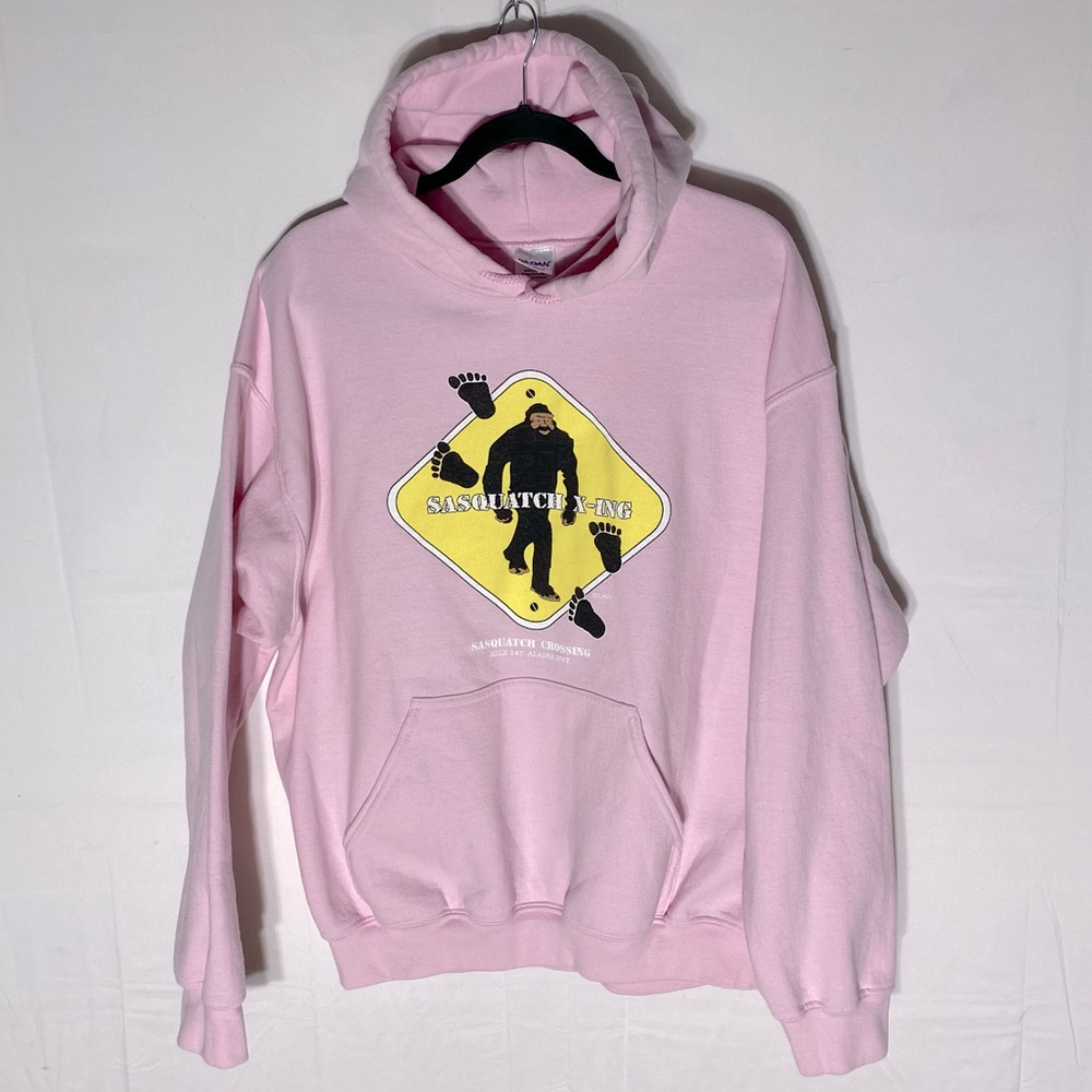 Gildan Light Pink Sasquatch X-ing Mile 147 Alaska Highway Pullover Hoodie L